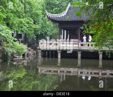 Jiushi Xuan (Nine Lions Study) auf einem Teich, Yuyuan Garden (Garten des Friedens und des Komforts) in der Altstadt von Shanghai, China Stockfoto