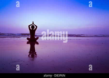 Yoga am Strand, meditation Stockfoto