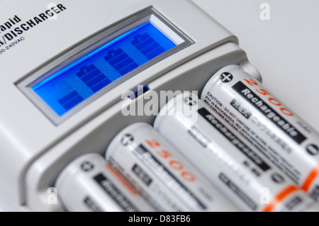 Intelligente AA Batterie Schnellladegerät mit LCD zeigt den Ladezustand und vier NiMh-Akkus Stockfoto