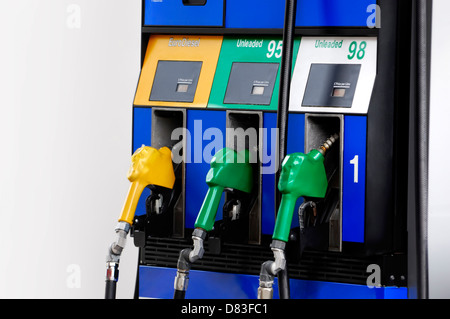 Gasdüsen Pumpe mit Diesel, 95 und 98 Benzin closeup Stockfoto