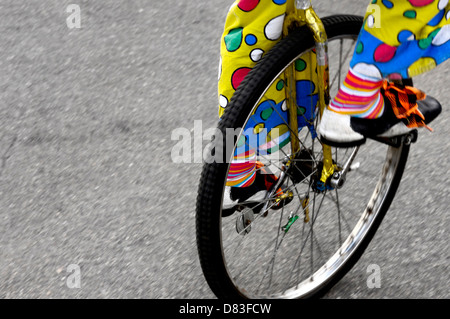 Clown Fahrrad Einrad eine Rädern auf einer Straße, Nahaufnahme der Beine Stockfoto