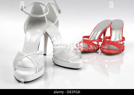 Weiße und rote high-Heel Frauen Schuhe Closeup isoliert auf weißem Hintergrund Stockfoto