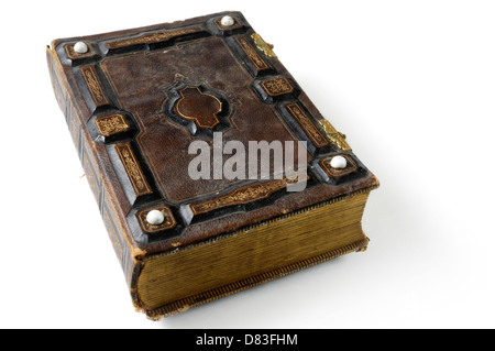 Nahaufnahme des rustikalen alten Buch Fotoalbum mit harten ornamentalen Leder Abdeckung isoliert Silhouette auf weißem Hintergrund Stockfoto