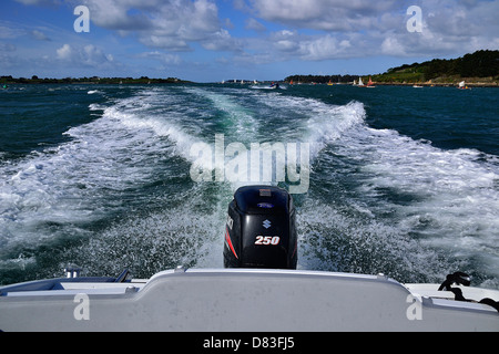 Motoryacht im Golf von Morbihan, Spur Links per Schiff im Wasser (Bretagne, Frankreich). Stockfoto