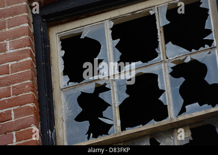 Glasscherben eines verlassenen Gebäudes-Fensters Stockfoto