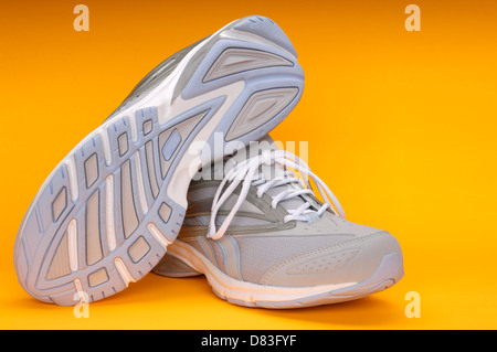 Laufschuhe auf gelbem Hintergrund isoliert Stockfoto