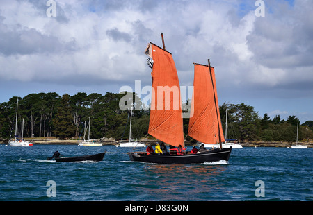 Traditionellen Fischerboot "Jean et Jeanne" (Sinagot, Heimathafen: Séné), Segeln im Golf von Morbihan im maritimen Events. Stockfoto