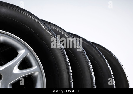 Satz von Ganzjahresreifen isoliert auf weißem Hintergrund Stockfoto