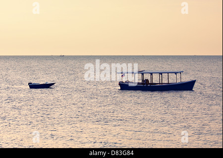 Zwei Boote bei Sonnenaufgang. Koh Samui, Thailand Stockfoto