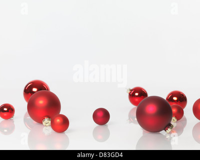 Weihnachten Dekoration Ornament. Roten Glaskugeln isoliert auf weißem Hintergrund mit Textfreiraum. Stockfoto