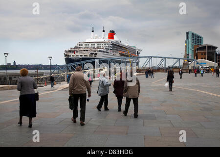 Passagier docks Liverpool, Großbritannien, 17. Mai, 2013. Die Cruise Liner Terminal, wo der Liner RMS Queen Mary 2 liegt bei ihrem Besuch in der Stadt. Der Liverpool Cruise Terminal ist eine 350 Meter lange schwimmende Struktur liegt am Fluss Mersey, die großen Kreuzfahrtschiffe, ohne die mitgelieferte Dock System oder liegestelle Mitte - Fluss- und Ausschreibungsverfahren Passagiere an Land zu besuchen. Das Terminal wurde offiziell am 21. September 2007 von Seiner Königlichen Hoheit, dem Herzog von Kent, wenn die Queen Elizabeth 2 am Terminal im Hafen eröffnet. Stockfoto