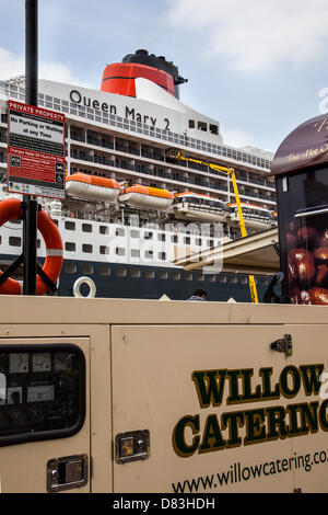 Liverpool, Vereinigtes Königreich 17. Mai 2013. Die Cruise Liner Terminal wo der Liner RMS Queen Mary 2 bei ihrem Besuch in der Stadt festgemacht.  Das Liverpool Cruise Terminal ist eine 350 Meter lange schwimmende Struktur befindet sich auf dem Fluss Mersey ermöglichen große Kreuzfahrtschiffe, ohne in das beiliegende Dock System eindringen oder Liegeplatz Mitte des Flusses und Ausschreibung Passagiere an Land zu besuchen. Das Terminal wurde offiziell am 21. September 2007 durch seine königliche Hoheit der Herzog von Kent eröffnet, wenn die Queen Elizabeth 2 am Terminal festgemacht.  Bildnachweis: Mar Photographics / Alamy Live News Stockfoto