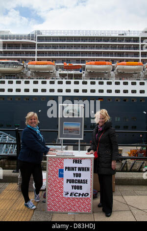 Liverpool, Vereinigtes Königreich 17. Mai 2013. Anne Jones & Julie Mallows Verkauf von Liverpool Echo am Cruise Liner Terminal wo der Liner RMS Queen Mary 2 bei ihrem Besuch in der Stadt festgemacht.  Das Liverpool Cruise Terminal ist eine 350 Meter lange schwimmende Struktur befindet sich auf dem Fluss Mersey ermöglichen große Kreuzfahrtschiffe, ohne in das beiliegende Dock System eindringen oder Liegeplatz Mitte des Flusses und Ausschreibung Passagiere an Land zu besuchen. Das Terminal wurde offiziell am 21. September 2007 durch seine königliche Hoheit der Herzog von Kent eröffnet, wenn die Queen Elizabeth 2 am Terminal festgemacht.  Bildnachweis: Mar Photographics / Alamy Live News Stockfoto