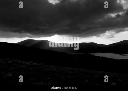 Regnerischen launisch Himmel mit Sonne stossen durch Wolken über Berge geben Hoffnung und für die Zukunft zu ändern Stockfoto