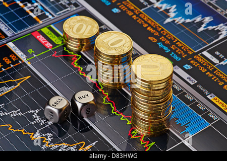 Würfel mit den Worten verkaufen kaufen, Aufwärtstrend Stapel Goldmünzen schnetzelt. Finanzielle Grafik als Hintergrund. Selektiven Fokus Stockfoto