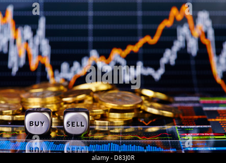 Würfel Würfel mit den Worten verkaufen kaufen, goldene Münzen und eine finanzielle Grafik als Hintergrund Stockfoto