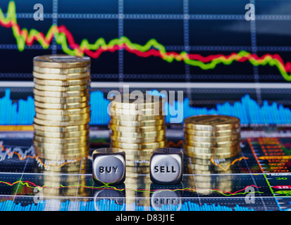 Stapel von Münzen, schnetzelt Würfel mit den Worten, kaufen, verkaufen und nach unten Trenddiagramm als Hintergrund Stockfoto