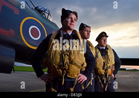 RAF Scampton, Lincolnshire, UK. 16. Mai 2013. WWII Reenactor Richard Bass, Dean Bryan und Vincent Scopes mit B B Denkmal Lancaster Bomber an RAF Scampton, Lincs., für das sunset Memorial, 16. Mai 2013. Foto von John Robertson/Alamy Live-Nachrichten Stockfoto