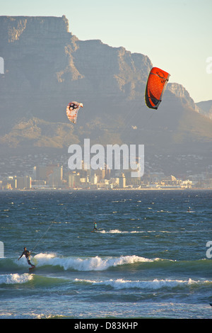 Tafelberg mit Kite-Surfer aus eigenen Sonnenuntergang Strand Cape Südafrika Stockfoto