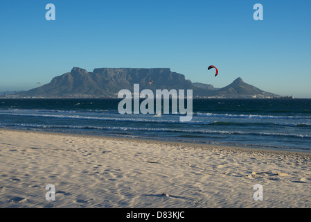 Tafelberg mit Kite-Surfer aus eigenen Sonnenuntergang Strand Cape Südafrika Stockfoto