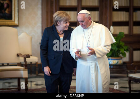 HANDOUT: Vatikanstadt. 18. Mai 2013.  -Ein HANDOUT: Vatikanstadt. 18. Mai 2013.  Datei vom 18. Mai 2013 zeigt die deutsche Bundeskanzlerin Angela Merkel und Papst Francis sprechen nach einem Treffen im Vatikan, Vatikanstadt. Foto: Pool / Bundesregierung / Bergmann/Dpa/Alamy Live-Nachrichten (Achtung: nur zu redaktionellen Zwecken) Stockfoto