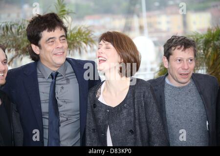 Cannes, Frankreich. 18. Mai 2013. Schauspieler Benicio Del Toro (l-R), Gina McKee und Mathieu Amalric besuchen den Fototermin von "Jimmy P. (Psychotherapie A Plains Indian" während der 66. Internationalen Filmfestspiele von Cannes am Palais des Festivals in Cannes, Frankreich, am 18. Mai 2013. Foto: Hubert Boesl/Dpa/Alamy Live News Stockfoto