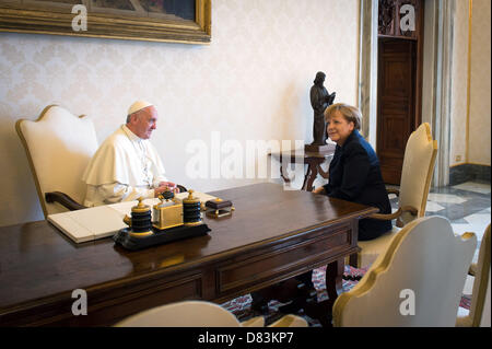 HANDOUT: Vatikanstadt. 18. Mai 2013.  -Ein HANDOUT: Vatikanstadt. 18. Mai 2013.  Datei vom 18. Mai 2013 zeigt die deutsche Bundeskanzlerin Angela Merkel und Papst Francis während einer Privataudienz im Vatikan, Vatikanstadt. Foto: Pool / Bundesregierung / Bergmann/Dpa/Alamy Live-Nachrichten (Achtung: nur zu redaktionellen Zwecken) Stockfoto