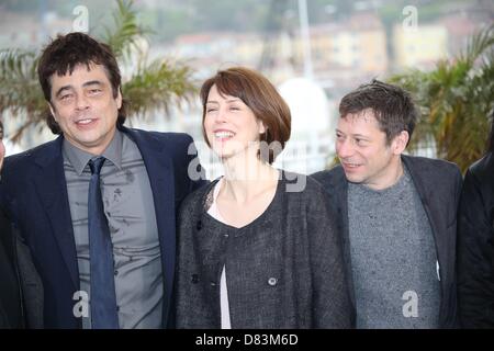 Cannes, Frankreich. 18. Mai 2013. Schauspieler Benicio Del Toro (l-R), Gina McKee und Mathieu Amalric besuchen den Fototermin von "Jimmy P. (Psychotherapie A Plains Indian" während der 66. Internationalen Filmfestspiele von Cannes am Palais des Festivals in Cannes, Frankreich, am 18. Mai 2013. Foto: Hubert Boesl/Dpa/Alamy Live News Stockfoto