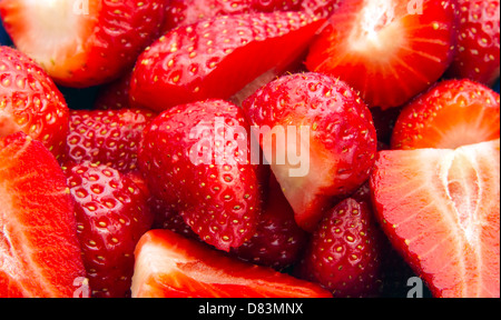 Gruppe von frischen Bio geschnittene Erdbeeren als Hintergrund Stockfoto