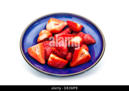 frisch geschnittene Erdbeeren auf weißem Hintergrund isoliert Stockfoto