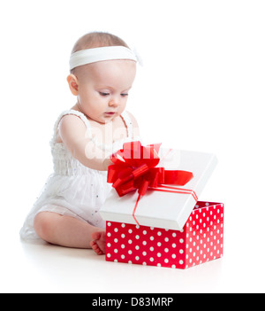 Babymädchen Geschenk-Box öffnen Stockfoto