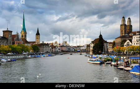 Limmat-Fluss und berühmten Zürcher Kirchen Stockfoto