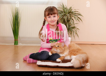 Mädchen mit Sibirische Katze Stockfoto