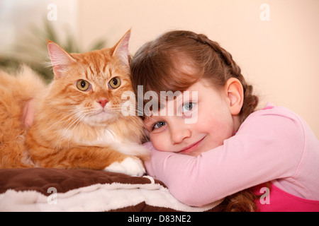 Mädchen mit Sibirische Katze Stockfoto