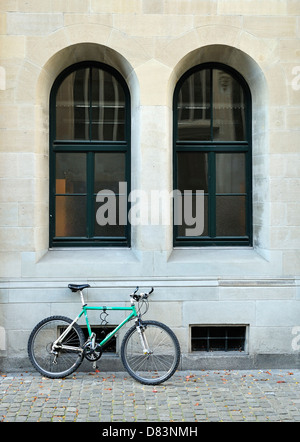 Fahrrad und Windows in Zürich Stockfoto