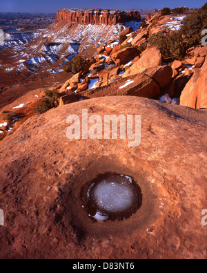 Wasser eingefroren im Schlagloch auf Felge in der Nähe von Grand View Point auf der Insel im Bezirk Himmel im Canyonlands National Park in der Nähe von Moab, Utah Stockfoto