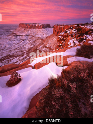 Winter-Sonnenaufgang über Grand View Point auf der Insel des Bezirks Himmel im Canyonlands National Park in der Nähe von Moab, Utah Stockfoto