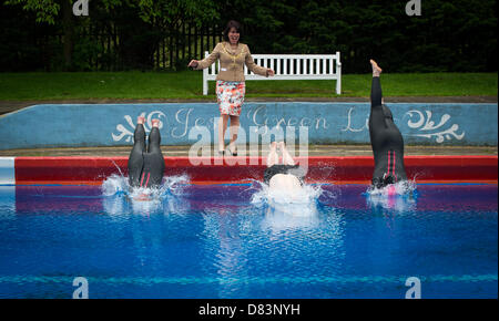 Cambridge, UK. 18. Mai 2013. Die Eröffnung der Jesus-grüne-Lido-Cambridge. Das offene Schwimmbad auf Jesus Green ist 90 Jahre alt in diesem Jahr eröffnete heute durch den Bürgermeister von Cambridge Sheila Stuart, der auch nahm ein Bad im Pool die Temprature war 13 Grad. Bildnachweis: JAMES LINSELL-CLARK / Alamy Live News Stockfoto