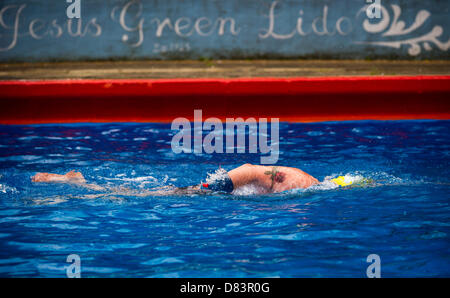 Schwimmer an Jesus Green Lido Cambridge, einer der längsten Freibäder in Europa auf 100 Yards lang. Der Außenpool auf Jesus Green ist über 90 Jahre alt. Stockfoto