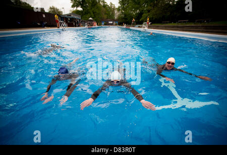 Die Saison-Eröffnung von der Jesus-grüne-Lido-Cambridge. Der Außenpool auf Jesus Green ist 90 Jahre alt in diesem Jahr und eröffnete heute der Bürgermeister Cambridge Sheila Stuart, der auch ein erfrischendes Bad im Pool. Die Wasser-Temprature war 13 Degres. Stockfoto