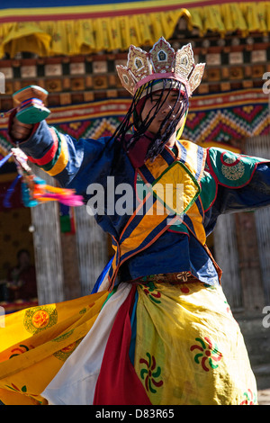 Ein junger Mann tanzt auf Jambey Lhakhang (Kloster) Festival in Jakar. Bumthang Bezirk. Bhutan. Stockfoto