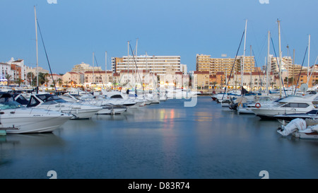 Luxus-Kreuzer in Vilamoura Marina, Algarve, Portugal Stockfoto