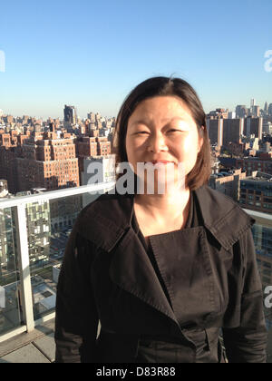 Der Boston-Architekt Meejin Yoon ist vor dem Hintergrund von Midtown Manhattan in New York, USA, 2. Mai 2013 abgebildet. Stadtbaumeister Yoon denkt, dass der Raum und Verkehr Probleme der modernen Großstädte in Zeit, sondern Geld in Form von Steuern gelöst werden können ist erforderlich. Foto: Chris Melzer Stockfoto