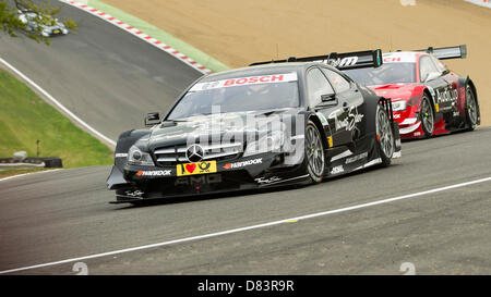 Brands Hatch, Großbritannien. 18. Mai 2013. Roberto Merhi (ESP) das THOMAS SABO Mercedes AMG DTM Mercedes AMG C-Coupé gefolgt von Miguel Molina (ESP) fahren das Audi Sport Team Phoenix Audi RS 5 DTM bei Druiden während der DTM Deutsche Tourenwagen Meisterschaft Praxis von Brands Hatch zu fahren. Bildnachweis: Aktion Plus Sportbilder / Alamy Live News Stockfoto