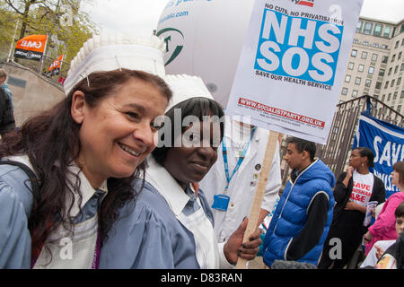 London, UK. 18. Mai 2013. London. Demonstranten vorbereiten marschieren gegen Kürzungen der Regierung Dienstleistungen einige London NHS Hospitas. Bildnachweis: Paul Davey / Alamy Live News Stockfoto