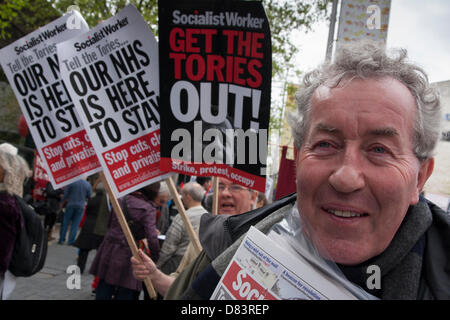 London, UK. 18. Mai 2013. London. Ein Demonstrant wartet auf den Marsch gegen NHS Schnitten und Privatisierung der NHS-Grundversorgung in London Krankenhäusern. Bildnachweis: Paul Davey / Alamy Live News Stockfoto