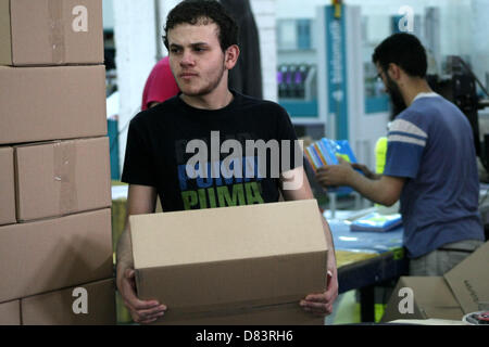 18. Mai 2013 - Hebron, Westjordanland, Palästinensische Autonomiegebiete - palästinensische Arbeiter arbeiten in Unternehmen Branchen Papier in der Westbank-Stadt Hebron, am 18. Mai. 2013. Unternehmen Branchen Papier ist die neueste in Palästina, wo Sie das Papier für Jordanien exportieren (Credit-Bild: © Mamoun Wazwaz/APA Images/ZUMAPRESS.com) Stockfoto