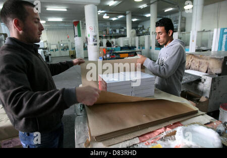 18. Mai 2013 - Hebron, Westjordanland, Palästinensische Autonomiegebiete - palästinensische Arbeiter arbeiten in Unternehmen Branchen Papier in der Westbank-Stadt Hebron, am 18. Mai. 2013. Unternehmen Branchen Papier ist die neueste in Palästina, wo Sie das Papier für Jordanien exportieren (Credit-Bild: © Mamoun Wazwaz/APA Images/ZUMAPRESS.com) Stockfoto