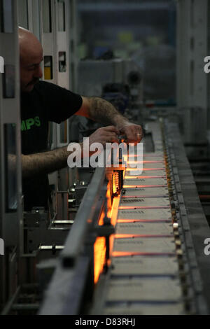 18. Mai 2013 - Papier Hebron, Westjordanland, Palästinensische Autonomiegebiete - A palästinensische Arbeiter in arbeitet-Fabrik in der Westbank-Stadt Hebron, am 18. Mai. 2013. Unternehmen Branchen Papier ist die neueste in Palästina, wo Sie das Papier für Jordanien exportieren (Credit-Bild: © Mamoun Wazwaz/APA Images/ZUMAPRESS.com) Stockfoto