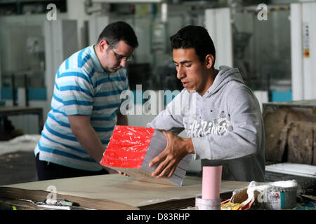 18. Mai 2013 - Hebron, Westjordanland, Palästinensische Autonomiegebiete - palästinensische Arbeiter arbeiten in Unternehmen Branchen Papier in der Westbank-Stadt Hebron, am 18. Mai. 2013. Unternehmen Branchen Papier ist die neueste in Palästina, wo Sie das Papier für Jordanien exportieren (Credit-Bild: © Mamoun Wazwaz/APA Images/ZUMAPRESS.com) Stockfoto